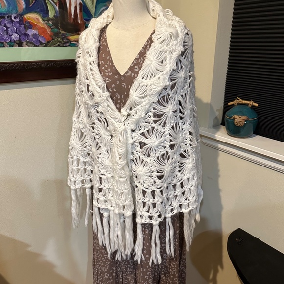 White Crochet Floral Lace Shawl or Wrap with Fringe - One size - Picture 6 of 8